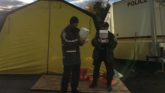 Agents de la SQ qui télécommande un drone Agents de la SQ qui télécommande un drone
