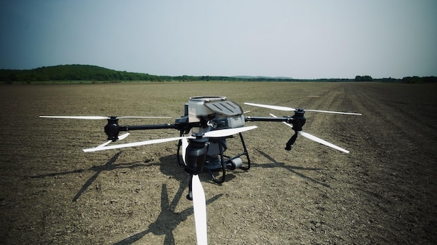 Un drone agricole posé dans un champ.