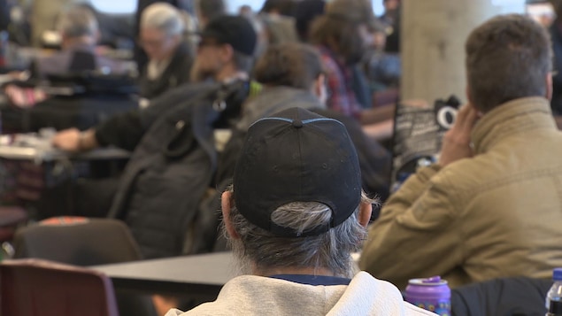 Un sans-abri de dos au refuge Drop-In de Calgary.