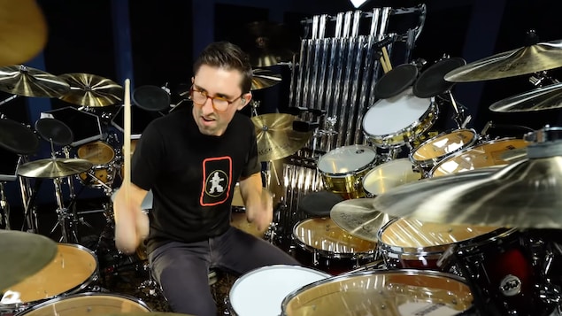 Un batteur joue toutes les chansons de Rush en 24 minutes en hommage à Neil Peart