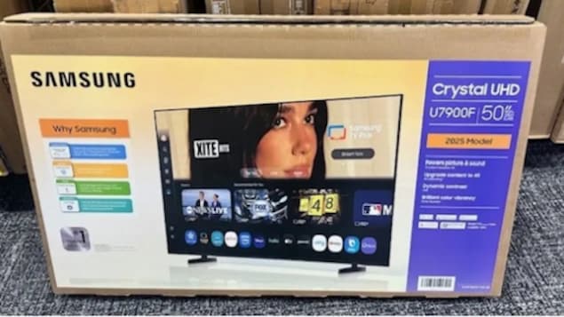 L'image de Dua Lipa figure sur les emballages des téléviseurs Samsung.