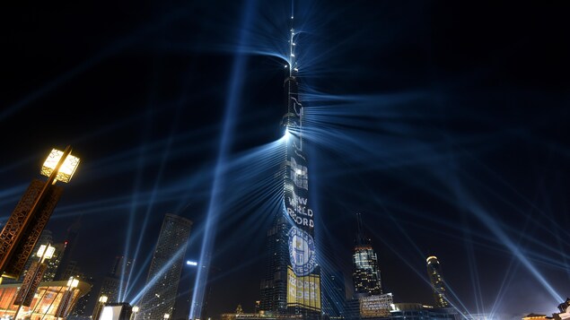 Le Burj Khalifa est illuminé pour accueillir 2018. Le Burj Khalifa est illuminé pour accueillir 2018.