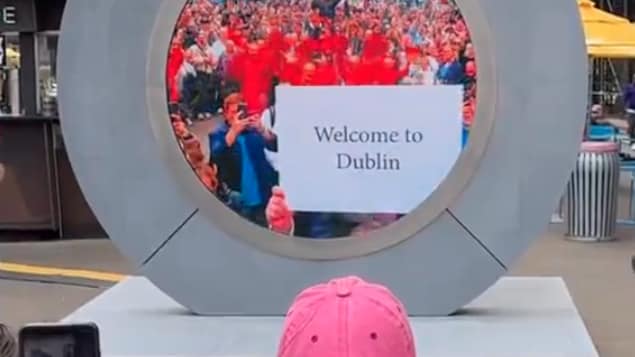 Photo de l'ouverture du portail entre Dublin et New York.
