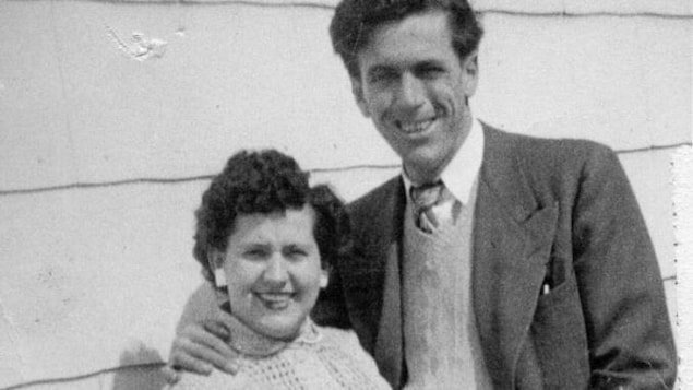 Une photo d'époque d'une femme et d'un homme dans leur jeune âge adulte Une photo d'époque d'une femme et d'un homme dans leur jeune âge adulte