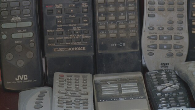 On voit huit télécommandes. On voit huit télécommandes.