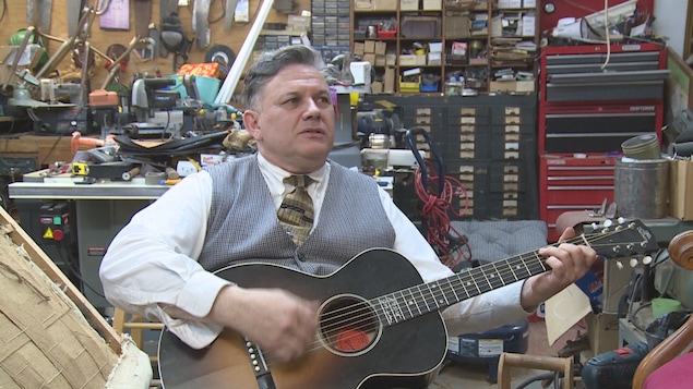 Un homme joue de la guitare. Un homme joue de la guitare.