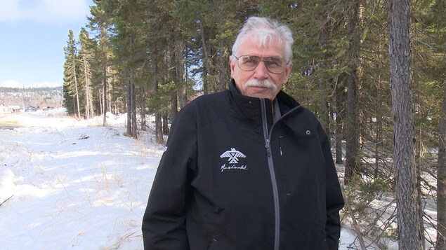 Le chef de la PN de Pic River, Duncan Michano, pose devant des arbres enneigés. Le chef de la PN de Pic River, Duncan Michano, pose devant des arbres enneigés.