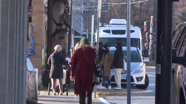 Des personnes se promènent dans le centre-ville de Duncan.