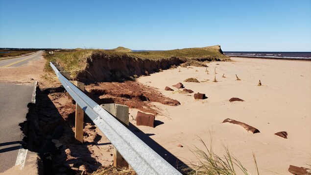 La route de la plage est partiellement détruite. La dune est aujourd'hui minuscule.