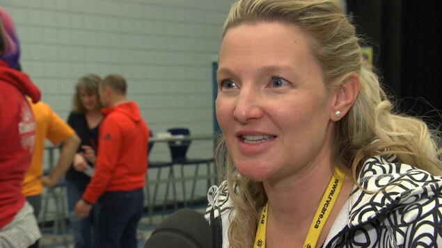 Emily Glossop répond aux questions d'une journaliste. Emily Glossop répond aux questions d'une journaliste.