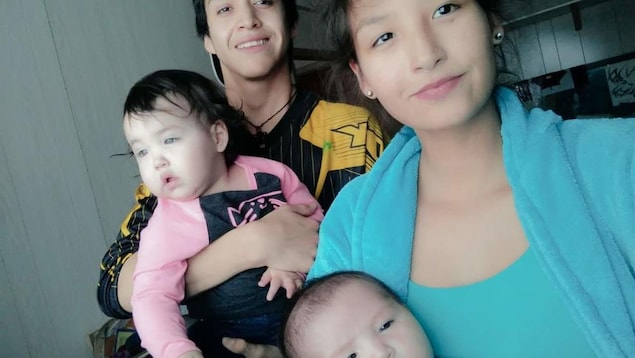 Dusdy Besskkaytsare avec sa conjointe et leurs deux enfants. Dusdy Besskkaytsare avec sa conjointe et leurs deux enfants.