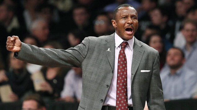 L'entraîneur-chef Dwane Casey L'entraîneur-chef Dwane Casey