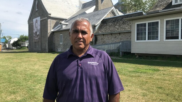 Dwayne Stacey pose derrière l'église de Kahnawake.