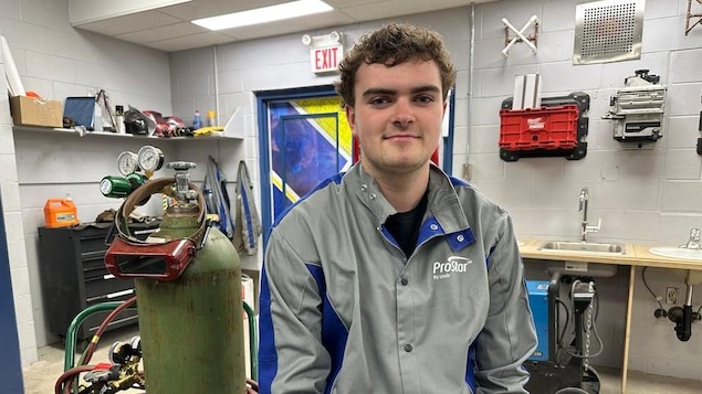 À 17 ans, il est invité à un stage chez Tesla