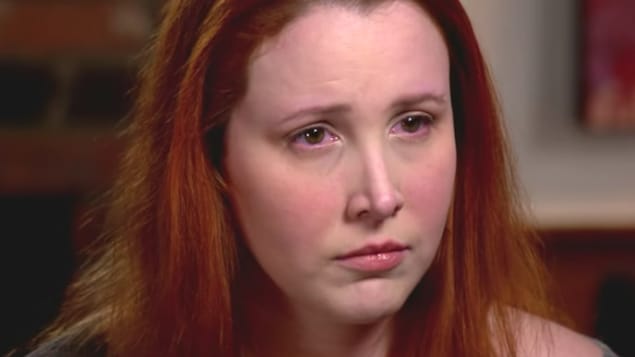 Dylan Farrow regarde quelqu'un. Dylan Farrow regarde quelqu'un.