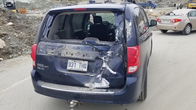 Une voiture dont la vitre arrière a été fracassée lors d'une opération de dynamitage, à Ascot Corner, en mai dernier.