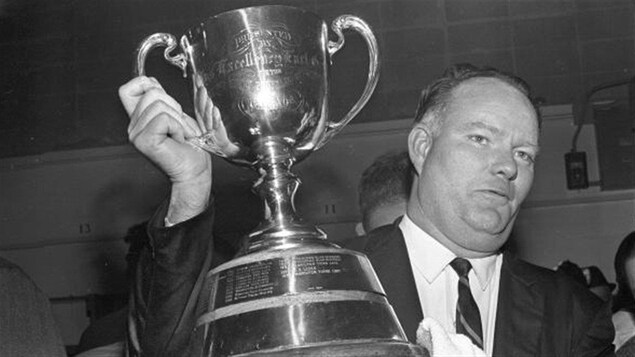 Un homme et un trophée Un homme et un trophée