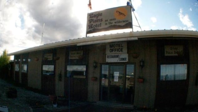 La réception vue de l'extérieur de l'Hôtel Eagle Plains au Yukon. La réception vue de l'extérieur de l'Hôtel Eagle Plains au Yukon.