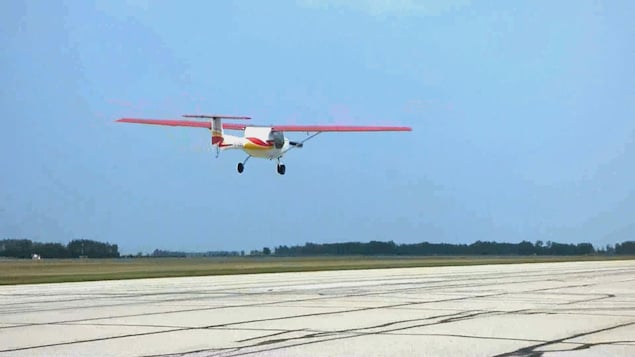 Un petit avion décole sur d'une piste.