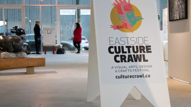 Une affiche de l'Eastside Culture Crawl dans une galerie d'art. 
