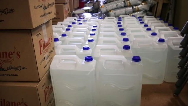 Neskantaga cherche à se débarrasser des bouteilles de plastique accumulées depuis 27 ans