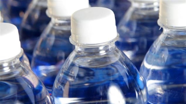 Des bouteilles d'eau.