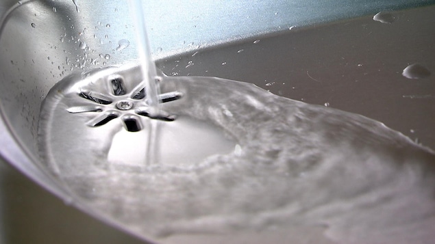 De l'eau s'écoule dans une fontaine.