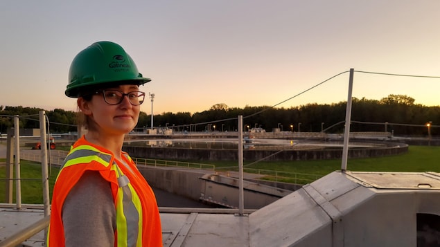 Elizabeth Mercier est devant une usine de traitement des eaux usées.
