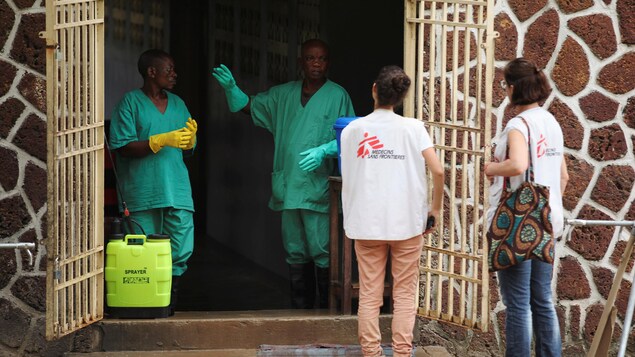 Des travailleurs de Médecins Sans Frontières dans un centre d'isolement préparé à recevoir des cas présumés d'Ebola, à l'Hôpital général de Mbandaka, à Mbandaka. Des travailleurs de Médecins Sans Frontières dans un centre d'isolement préparé à recevoir des cas présumés d'Ebola, à l'Hôpital général de Mbandaka, à Mbandaka.