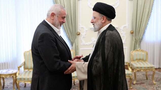 Le président iranien Ebrahim Raisi rencontre le plus haut dirigeant du groupe palestinien Hamas, Ismail Haniyeh, à Téhéran, en Iran, le 27 mars 2024.