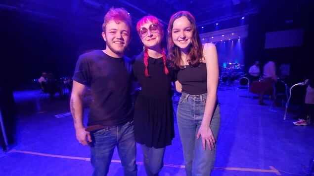 Trois adolescents plein sourire.