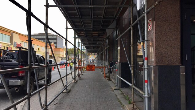 Un échafaudage ainsi qu'un trottoir non accessible pour les passants au centre-ville Un échafaudage ainsi qu'un trottoir non accessible pour les passants au centre-ville