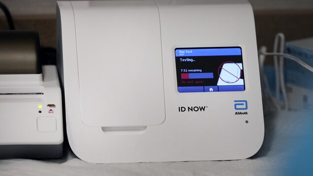 Une machine avec un écran illustrant le temps restant pour obtenir le résultat d'un test.