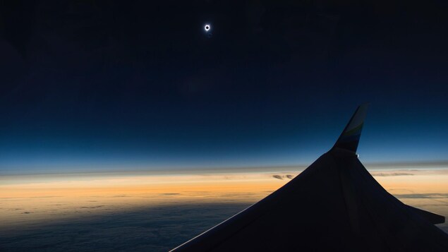 L'éclipse solaire totale vue du haut des airs. L'éclipse solaire totale vue du haut des airs.