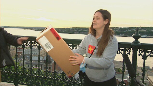 Amélie Légaré explique le fonctionnement de sa boîte d'observation.