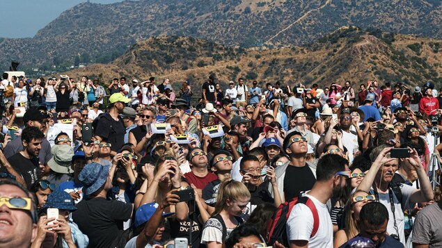 À Los Angeles, la foule est rassemblée pour regarder l'éclipse, à l'observatoire Griffith, devant le célèbre panneau Hollywood. À Los Angeles, la foule est rassemblée pour regarder l'éclipse, à l'observatoire Griffith, devant le célèbre panneau Hollywood.