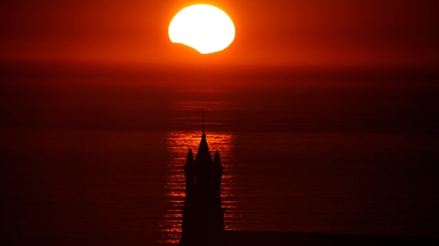 L'éclipse lors du coucher du Soleil en Bretagne, vue de la chapelle Saint-They L'éclipse lors du coucher du Soleil en Bretagne, vue de la chapelle Saint-They