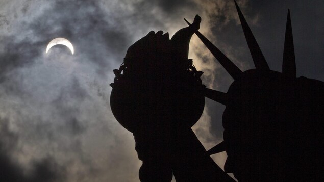L'éclipse vue de la base de la statue de la Liberté, à New York. L'éclipse vue de la base de la statue de la Liberté, à New York.