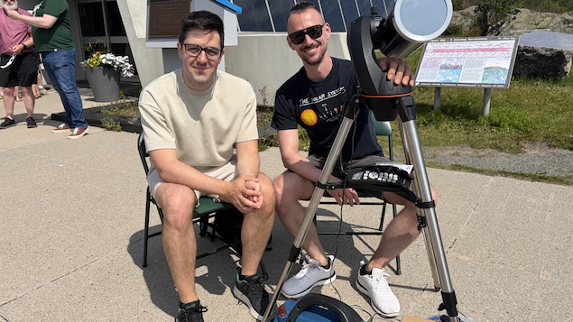Des amateurs d'astonomie avec leur téléscope.