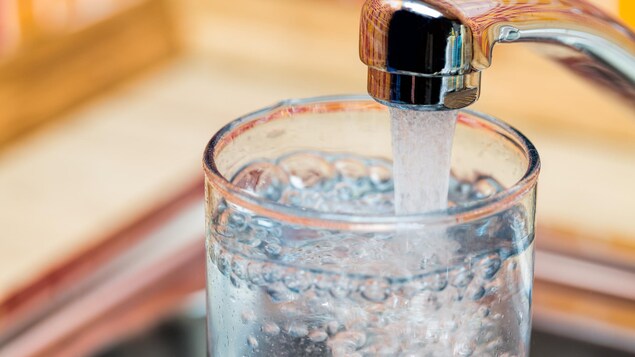De l'eau qui s'écoule d'un robinet.