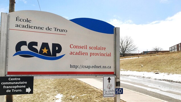 Affiche de l'École acadienne de Truro en Nouvelle-Écosse.