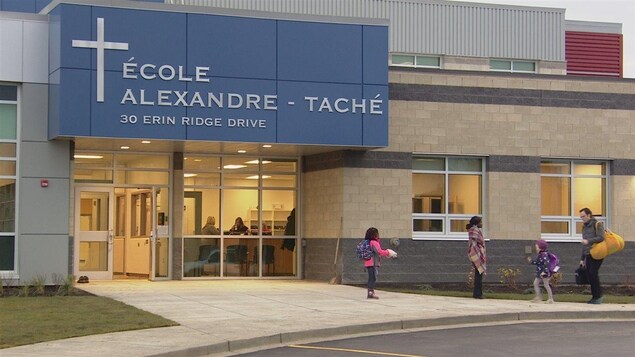 nouveau bâtiment de l'école alexandre-taché à saint-albert nouveau bâtiment de l'école alexandre-taché à saint-albert