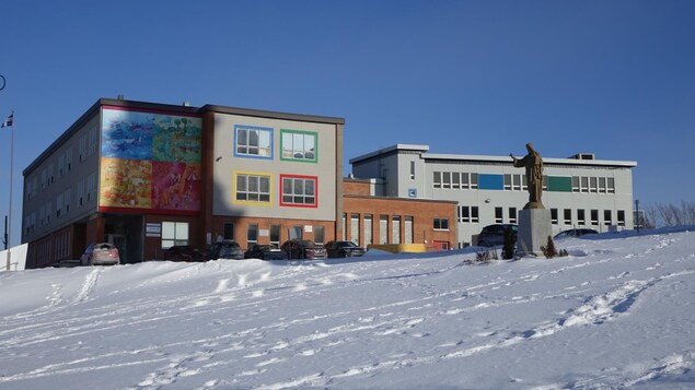 Une école et son stationnement sous la neige.