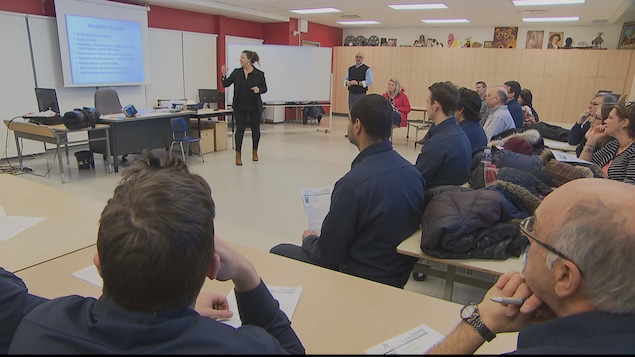 La directrice de l'École du Boisé, Sylvie Roussy, présente le projet aux partenaires et aux médias La directrice de l'École du Boisé, Sylvie Roussy, présente le projet aux partenaires et aux médias