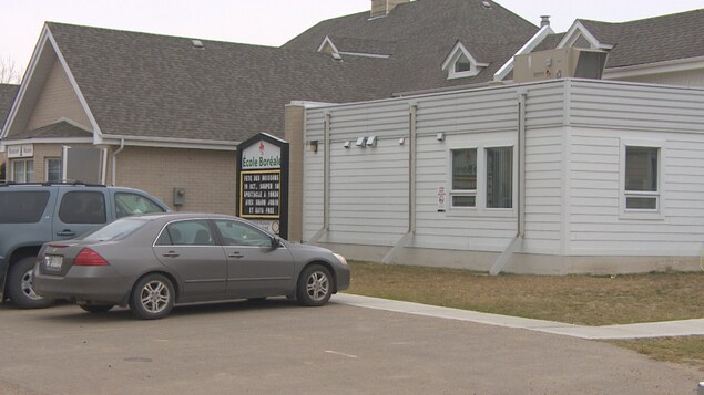 Un centre culturel vers l'arrière, avec juste devant, une petite portion qui ressemble à une maison mobile. Il s'agit de l'école Boréale. Deux voitures sont stationnées devant le centre culturel Un centre culturel vers l'arrière, avec juste devant, une petite portion qui ressemble à une maison mobile. Il s'agit de l'école Boréale. Deux voitures sont stationnées devant le centre culturel