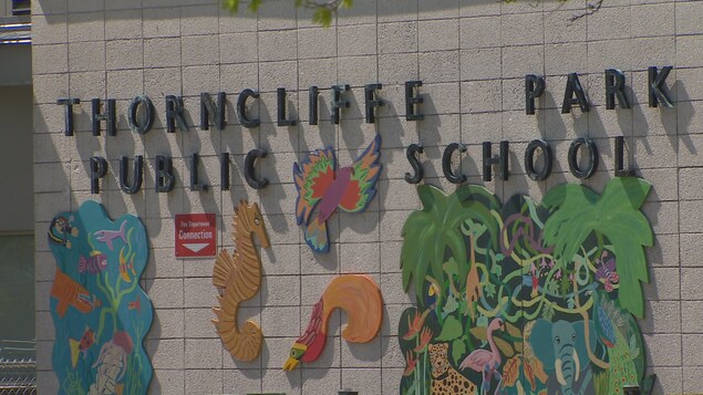 Façade extérieure de l'École Thorncliffe Park.