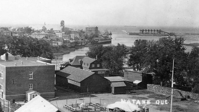 Photo en noir et blanc du centre-ville de Matane en 1950 Photo en noir et blanc du centre-ville de Matane en 1950