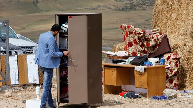 les forces armées israéliennes ont démonté des structures de béton qui servaient d’école primaire à des 43 enfants palestiniens à Zanouta au sud de la ville d’Hébron, dans les territoires occupés. les forces armées israéliennes ont démonté des structures de béton qui servaient d’école primaire à des 43 enfants palestiniens à Zanouta au sud de la ville d’Hébron, dans les territoires occupés.