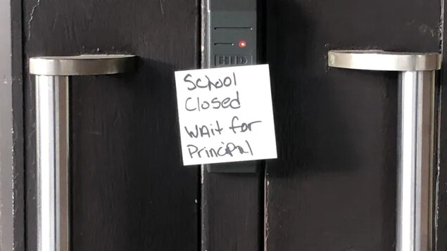 Des portes d’écoles verrouillées en raison de manifestants anti-vaccins en C.-B.
