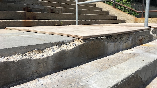 Les marches en béton de l'entrée principale de l'école Filteau s'effritent. Les marches en béton de l'entrée principale de l'école Filteau s'effritent.